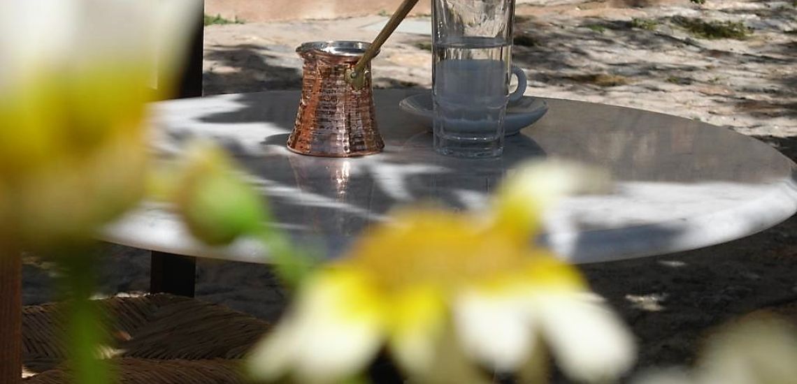 Kellia dienblad op tafel achter bloemetjes