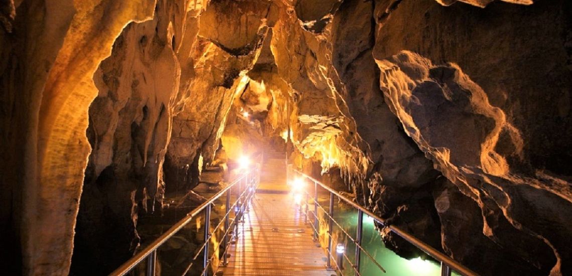 De grotten vlakbij Kastoria