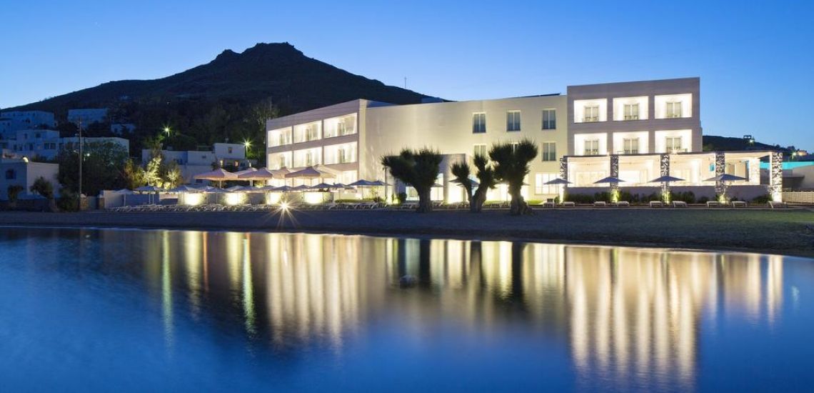Patmos Aktis zicht op hotel vanaf zee