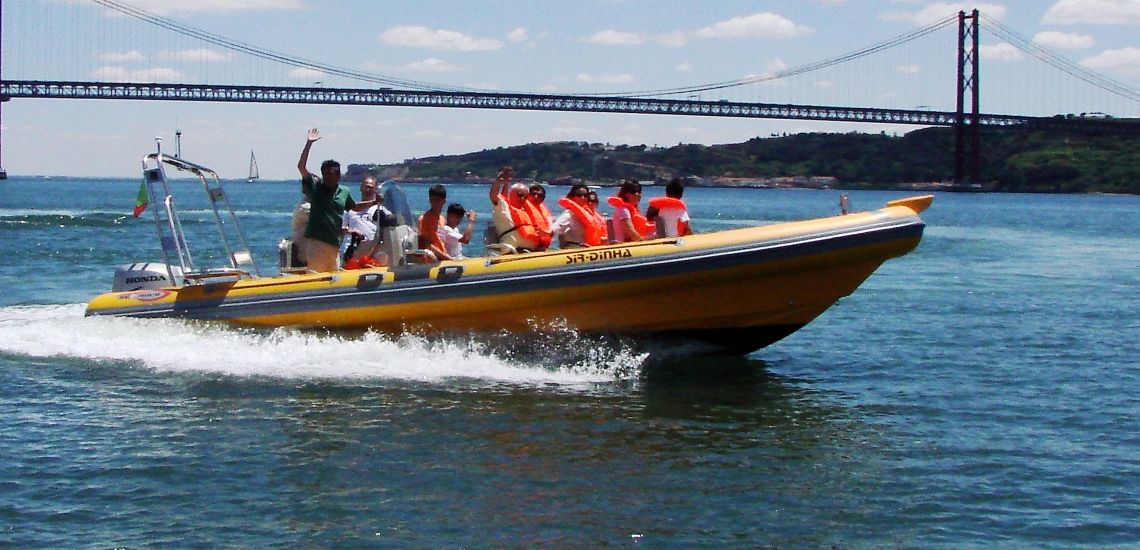 Snelle rubberboot in Lissabon
