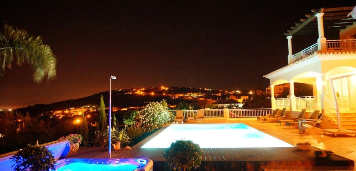 Casa Mocho Branco pand en zwembad by night