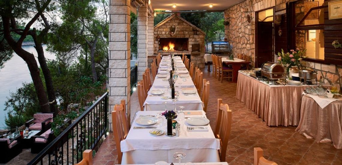 Restaurant met de tafeltjes op terras met zeezicht
