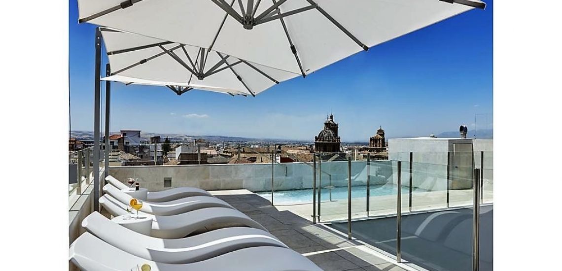 Granada Five Senses biedt een klein zwembad op het dak