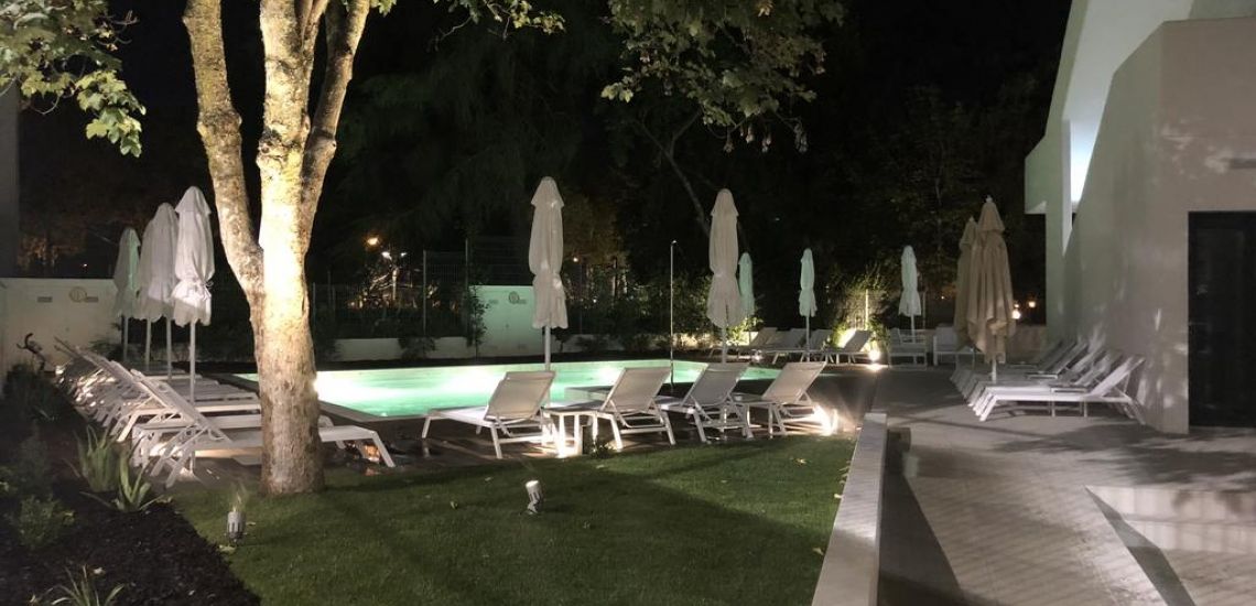 Prachtige verlichte tuinen van dit Évora Olive Hotel