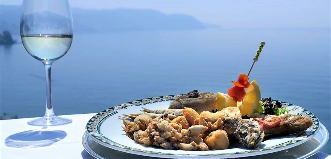 Dineren met uitzicht op zee kan bij de Parador van Nerja