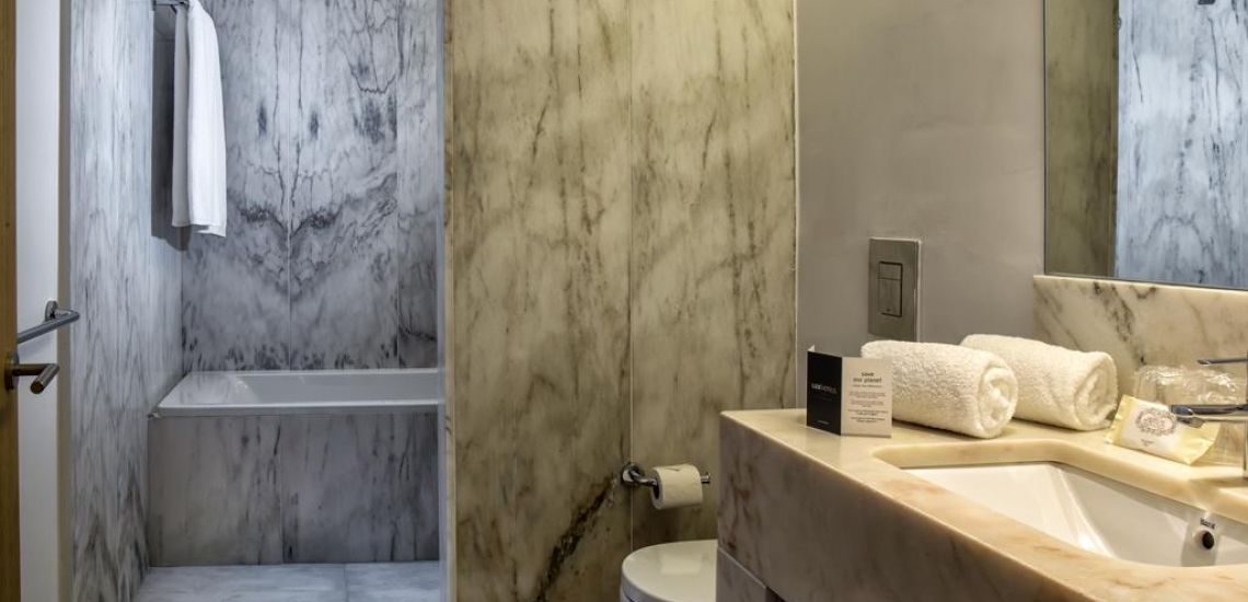 Heldere en ruime badkamers in het Évora Olive Hotel