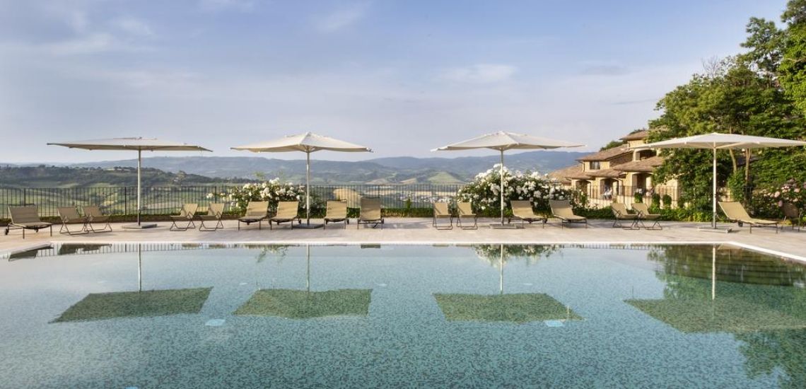 Het grote zwembad voor vele relaxmomentjes tijdens je rondreis door Italië
