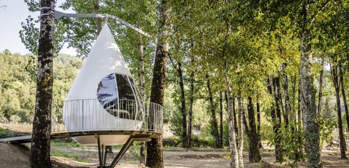 Massages vinden plaats in deze privé cabines in het bos