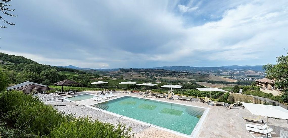 Het zwembad met weidse uitzichten over de wijnvelden