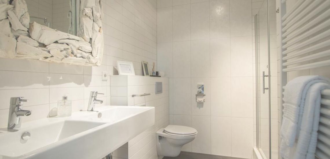 In de mooie witte badkamers om je op te frissen tijdens je rondreis Nederland