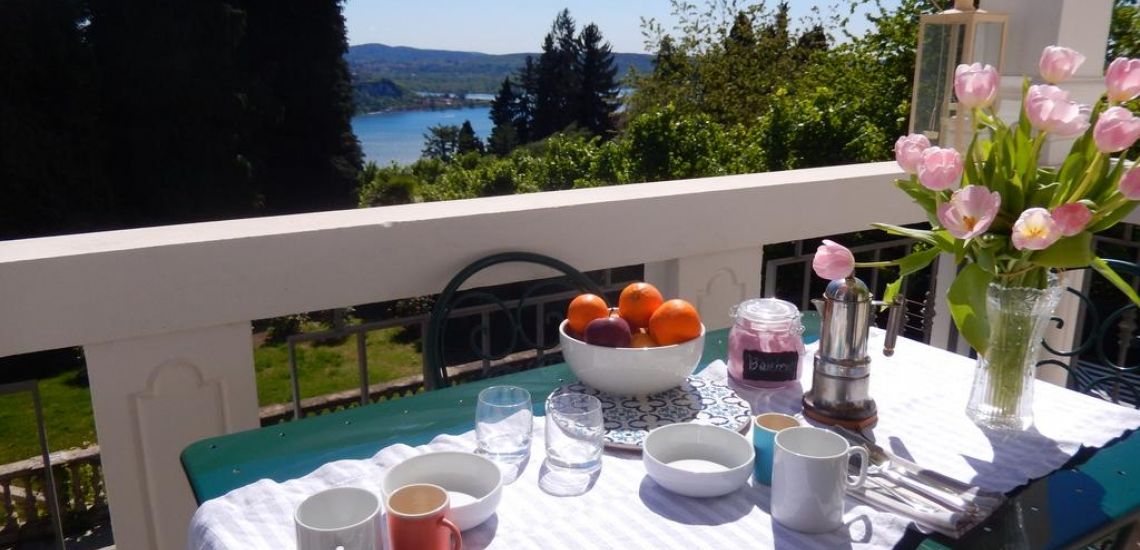 Ontbijten met uitzicht op het Lago Maggiore