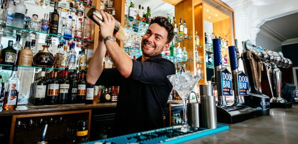 In de grote bar kun je de cocktail van je keus laten mixen