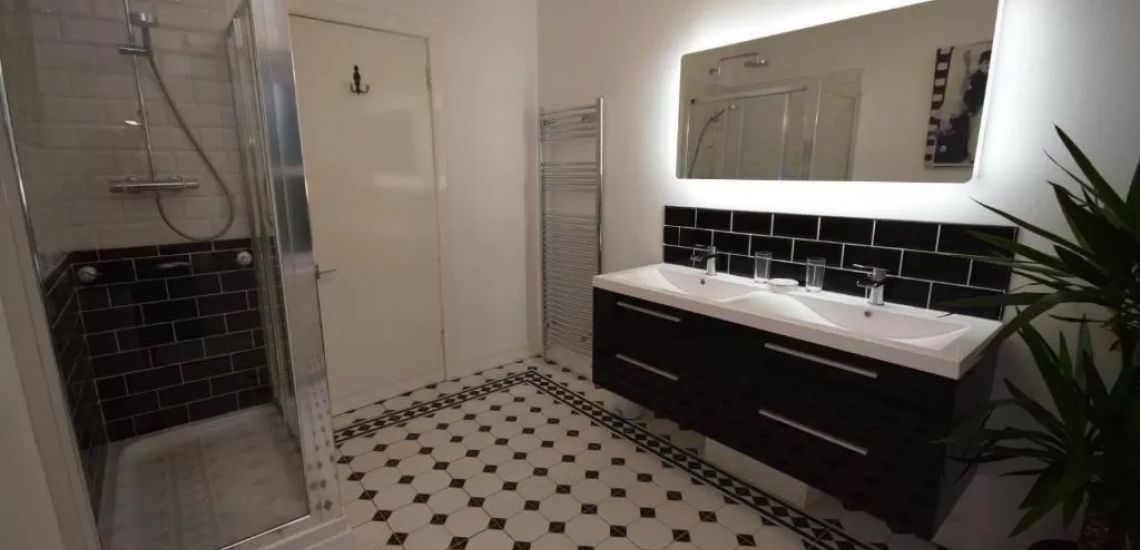 Ruime badkamers met grote dubbele wastafels