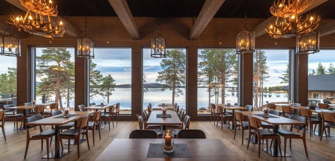 Het sfeervolle en warme restaurant van Wilderness Hotel Inari & Igloos Inari
