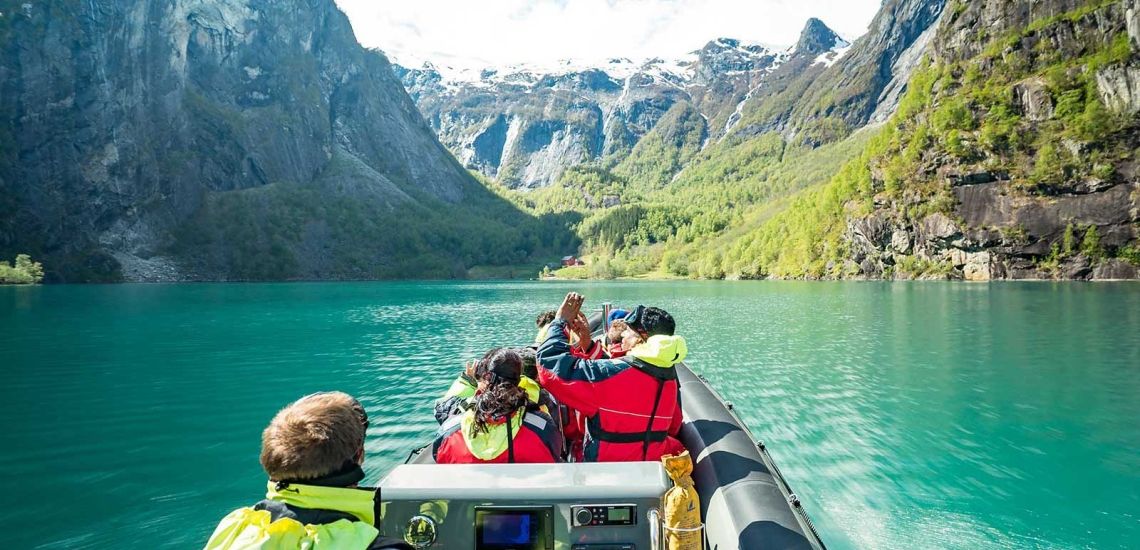 Per stoere boot door de idyllische Balestrand fjord