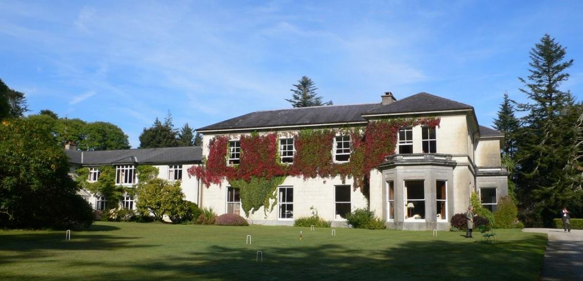 Het Currarevagh House is landelijk gelegen