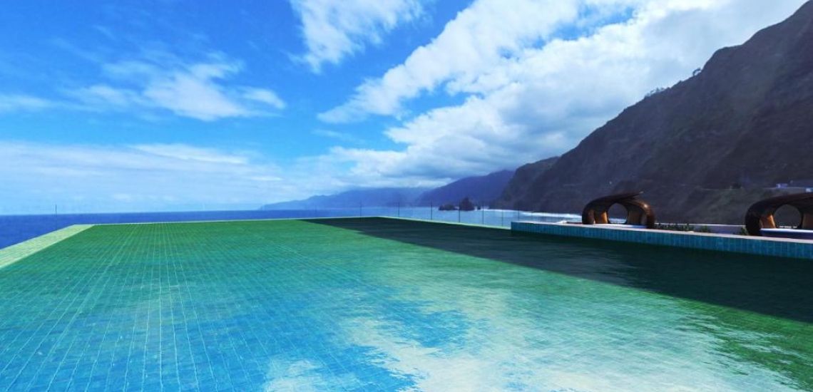 Een bijzonder zwembad met een bijzonder uitzicht bij Hotel Aqua Natura Bay