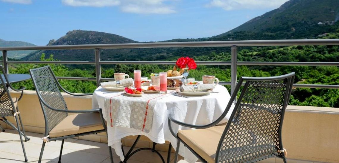 Heerlijk ontbijten met dit uitzicht op Corsica, wie droomt er niet van