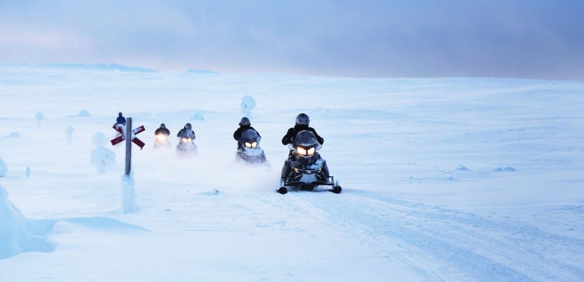 Per sneeuwscooter op weg naar de rendieren in Lapland