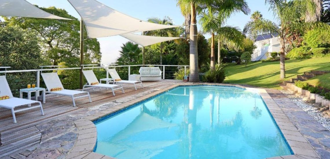 Het heerlijk landelijk gelegen zwembad voor een middagje relaxen kan in Falcons View Manor
