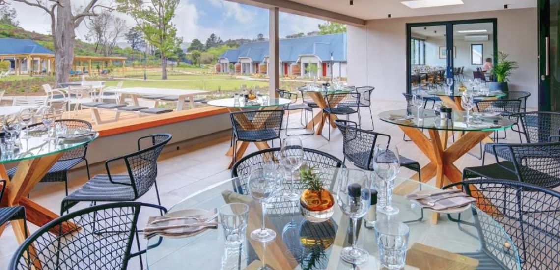 Ontbijten en dineren in een lichte setting kan bij Knysna Hollow Country Estate
