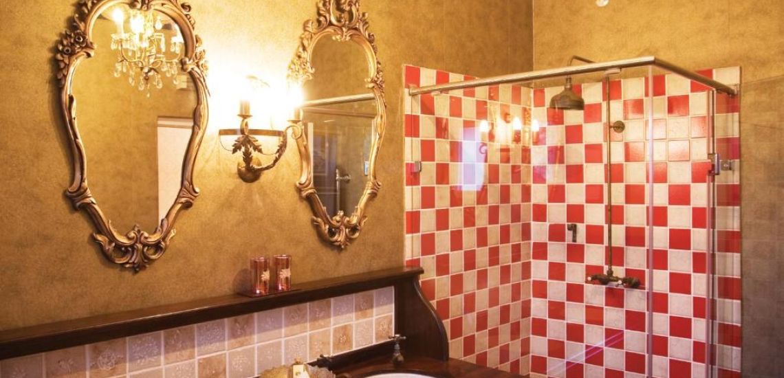 Classy details in de badkamers onderstrepen de Tudor stijl