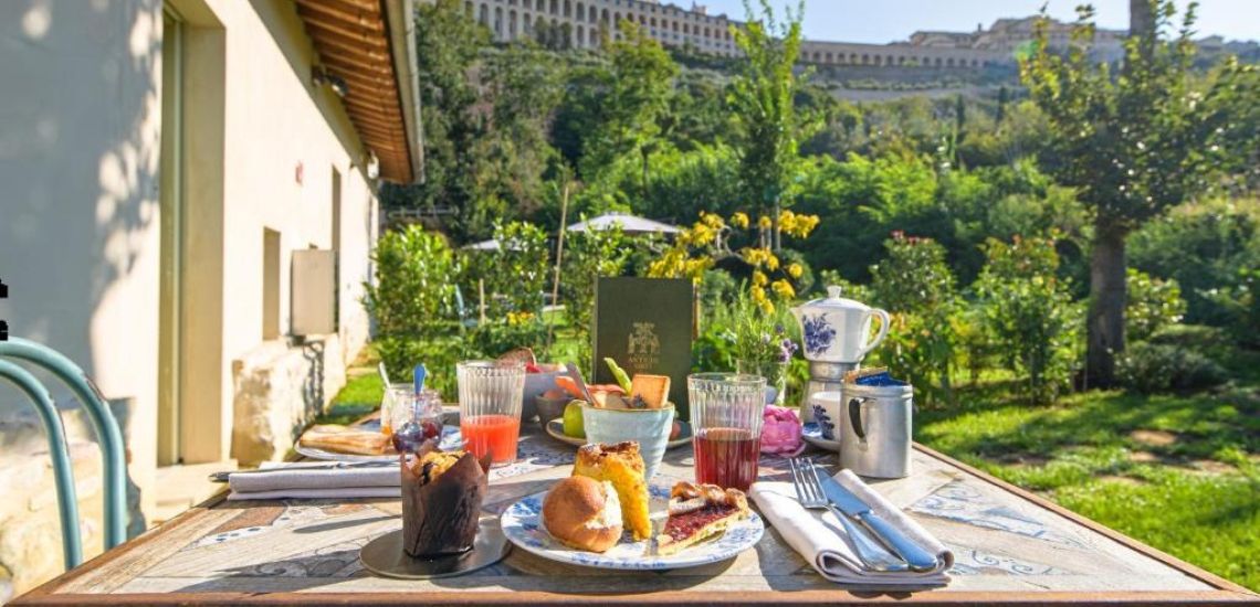 Heerlijk ontbijten op je terras in Borgo Antichi Orti Assisi