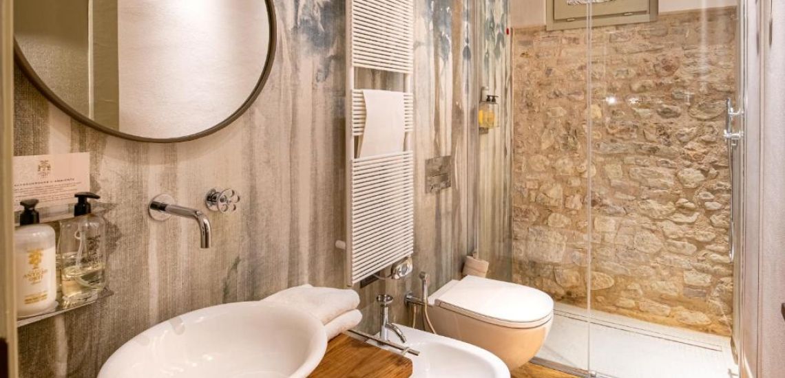 De badkamers zijn ook erg stijlvol met veel natuursteen