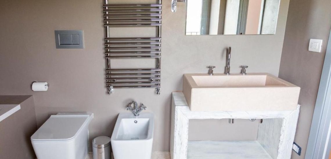 De badkamers van Tenuta Coppa Zuccari zijn modern en goed verzorgd