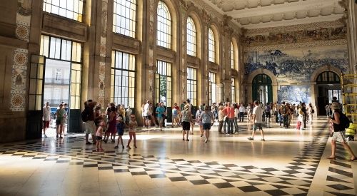 Op je rondreis door Portugal kijk je je ogen uit op het station van Porto