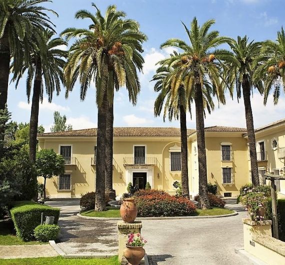 Villa Jerez facade met palmbomen