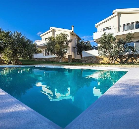 Abelia zwembad met op achtergrond villas