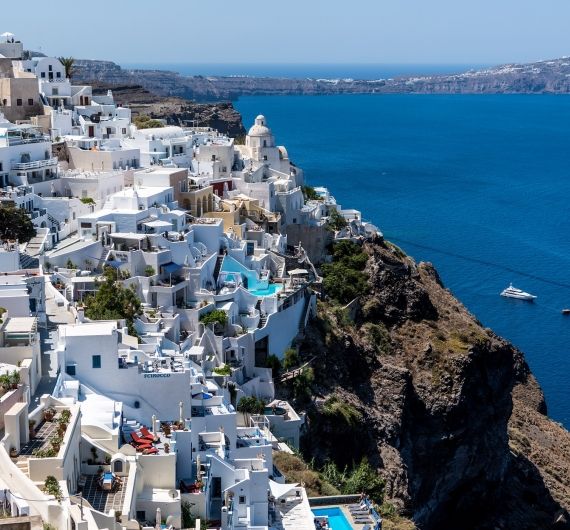 Betoverend Santorini mag niet ontbreken op je rondreis over de betoverende Cycladen