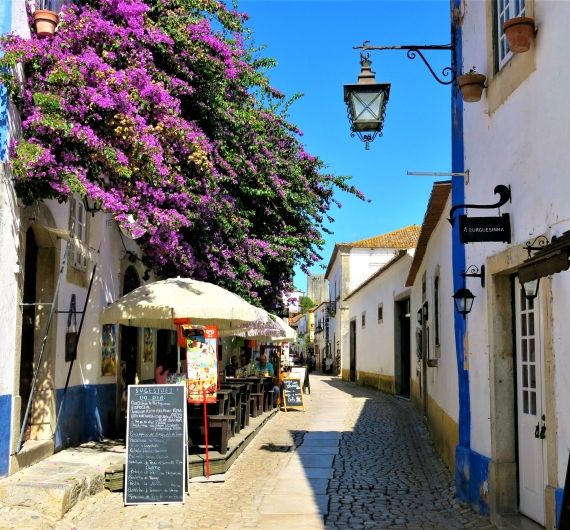 Tijdens je Portugal rondreis kun je de smalle straatjes van Óbidos gaan verkennen