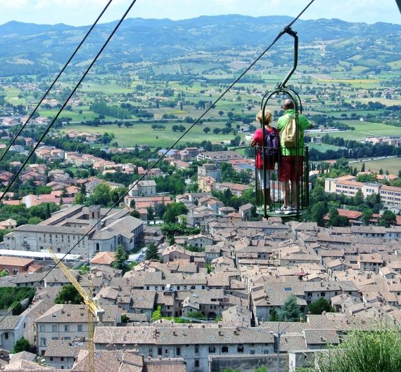 Deze enge kabelbaan is in Gubbio, zeker proberen op je Italië rondreis