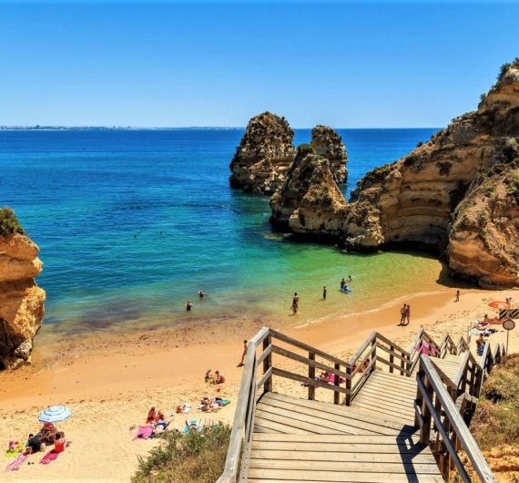Ook tijdens deze Portugal rondreis genieten van de mooiste stranden zoals deze in Lagos