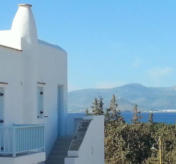 Orion Naxos zijaanzicht gebouw met zeezicht