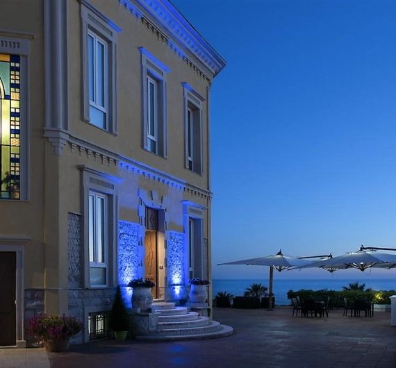 Zicht op hotel en zee by night