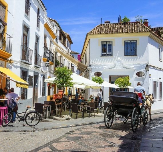Córdoba kun je vanuit je Spanje fly en drive ook bezichtigen vanuit een paardenkoets