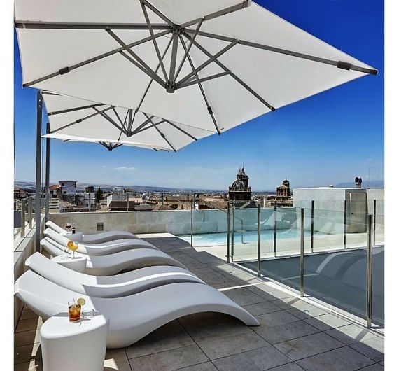 Granada Five Senses biedt een klein zwembad op het dak