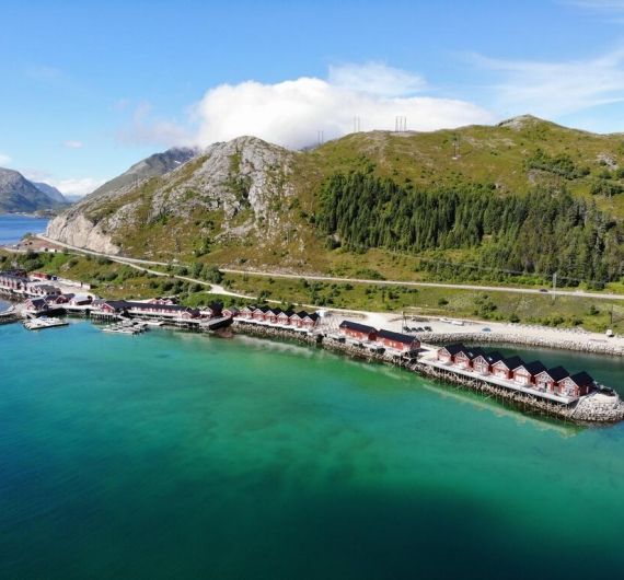 Lofoten Base Camp biedt idyllische huisjes aan een azuurblauwe zee