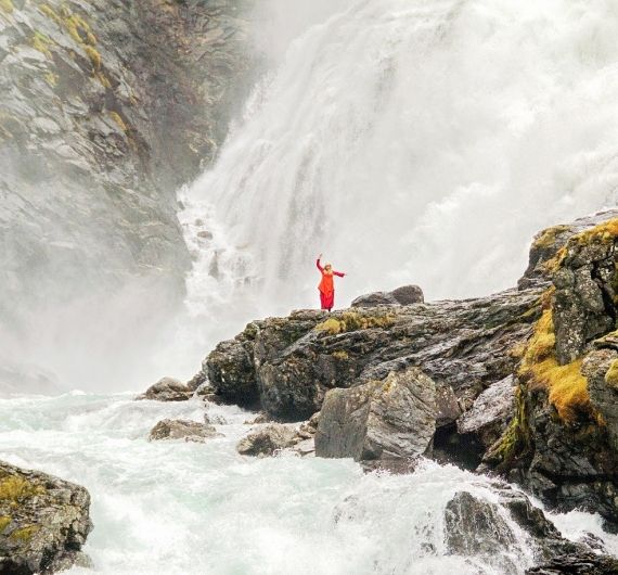 Een moment van overweldiging bij een Noorse waterval
