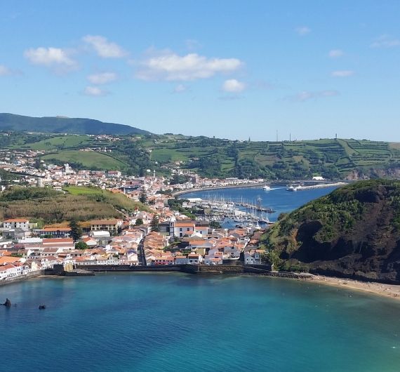 De prachtig gelegen hoofdstad van het eiland Faial, Horta
