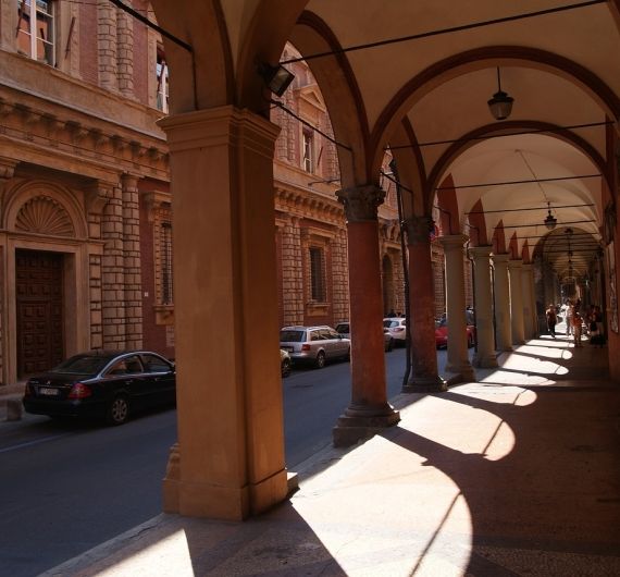 Bologna staat mede bekend om de vele terracotta kleuren die de stad sieren