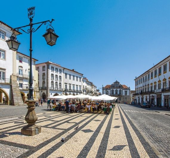 Evora is een indrukwekkend bezoekje waard tijdens je Portugal fly and drive