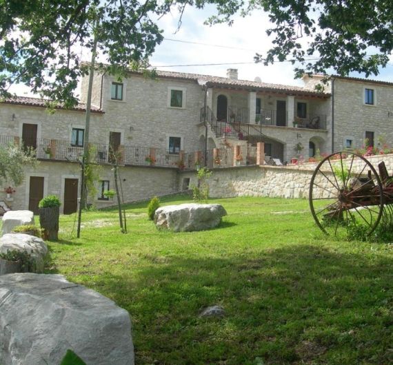 Het gebouw en terrein van Agriturismo Borgo San Martino straalt gezelligheid uit