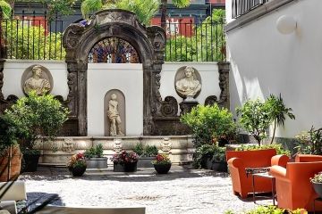 Piazza Bellini fonteintje op patio met zitjes