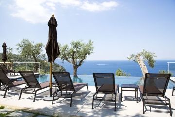 Villa Fiorella ligbedjes bij zwembad met zeezicht