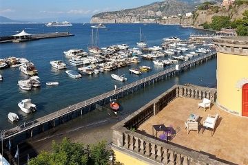 Marina Piccola 73 uitzicht vanaf dakterras op haven
