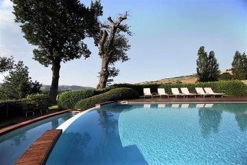 Urbino Resort riant zwembad in prachtig landschap